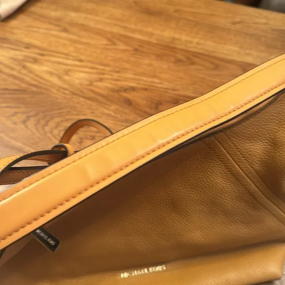 Michael Kors two-way shoulder bag and matching wallet with optional strap. - Picture 5 of 13